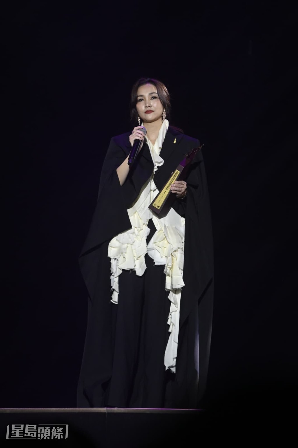 《2025年度叱咤樂壇頒獎典禮》上,謝安琪(Kay)憑一曲《50/50》奪得《叱咤十大》歌曲獎第二位。 《2025年度叱咤樂壇頒獎典禮》上,謝安琪(Kay)憑一曲《50/50》奪得《叱咤十大》歌曲獎第二位。