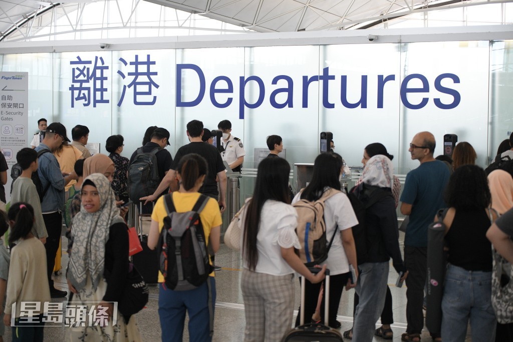 港人熱愛放假去旅行。資料圖片 港人熱愛放假去旅行。資料圖片