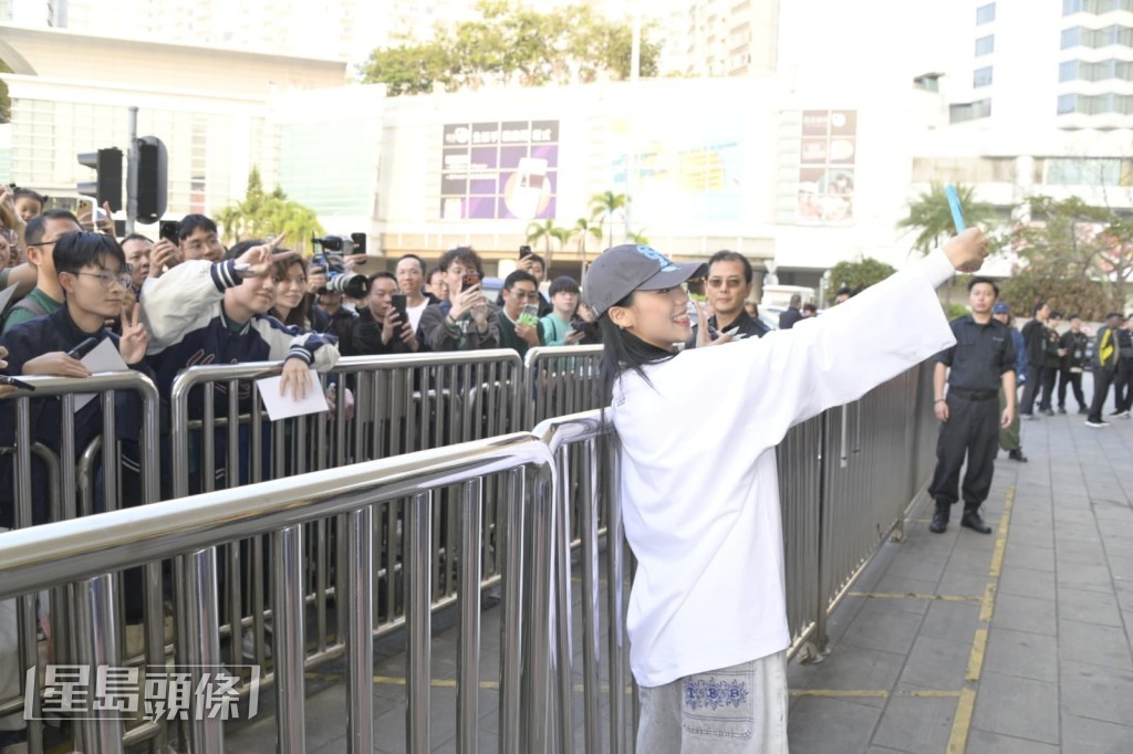 JACE與粉絲自拍。