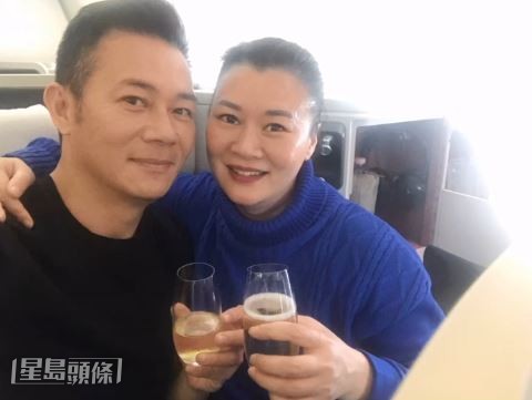 與太太結婚28年,育有一子一女,婚姻美滿。 與太太結婚28年,育有一子一女,婚姻美滿。