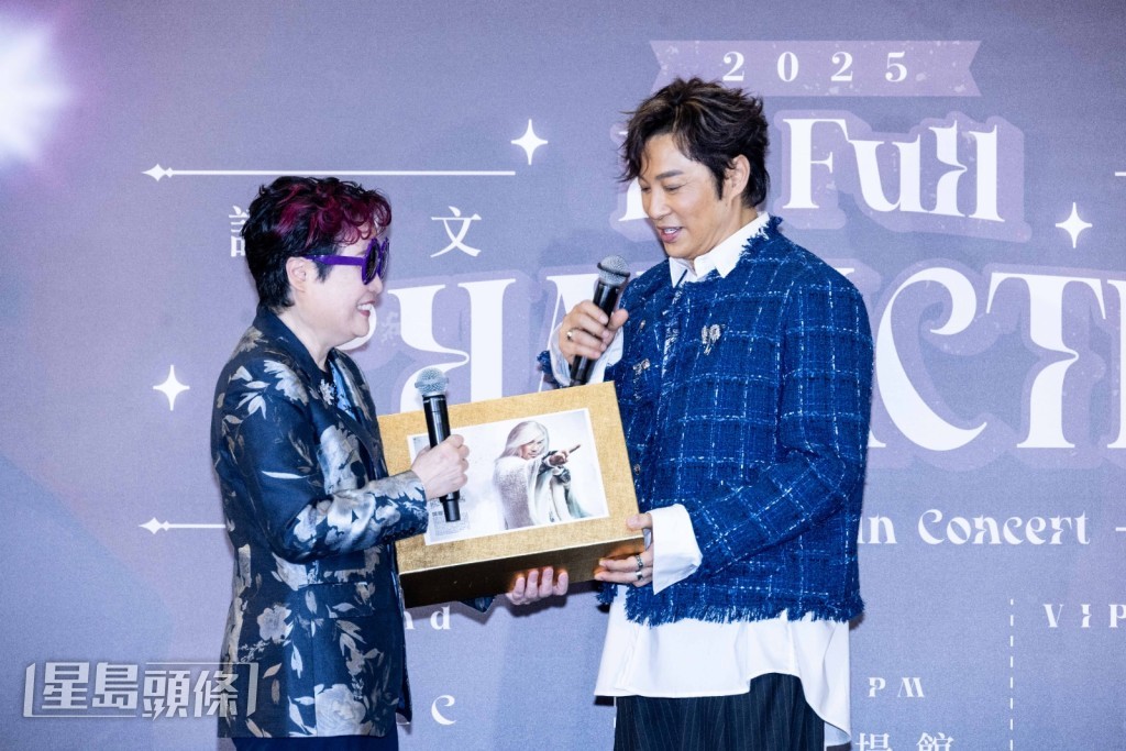 主辦單位「天星娛樂」陳淑芬陳太帶來一份很有意義的禮物 _ 譚耀文於風雲音樂劇中飾演無名所穿戴的手腕護甲。 主辦單位「天星娛樂」陳淑芬陳太帶來一份很有意義的禮物 _ 譚耀文於風雲音樂劇中飾演無名所穿戴的手腕護甲。