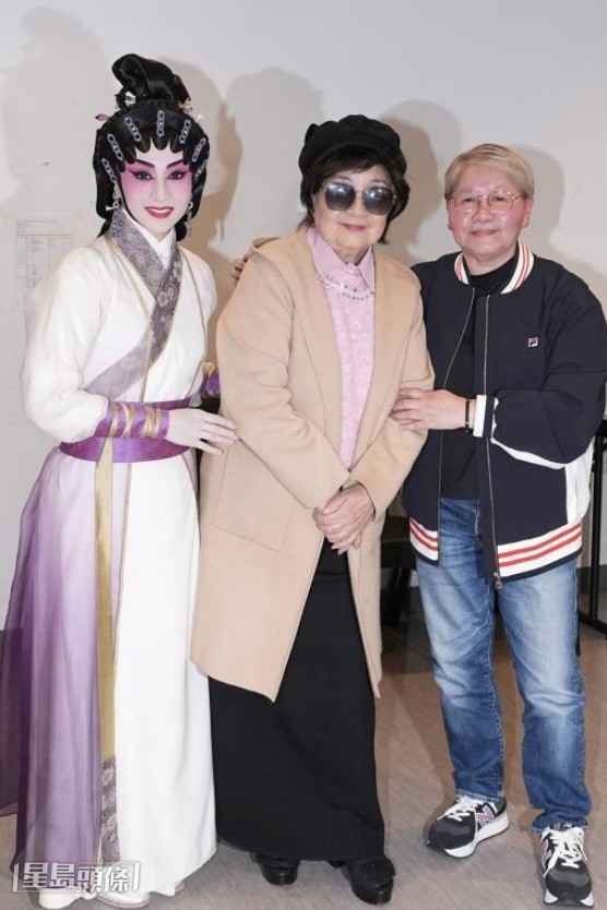 早前小凤姐（中）都到场支持梁非同（左）及彭美施的崭新粤剧《新龙门客栈》。