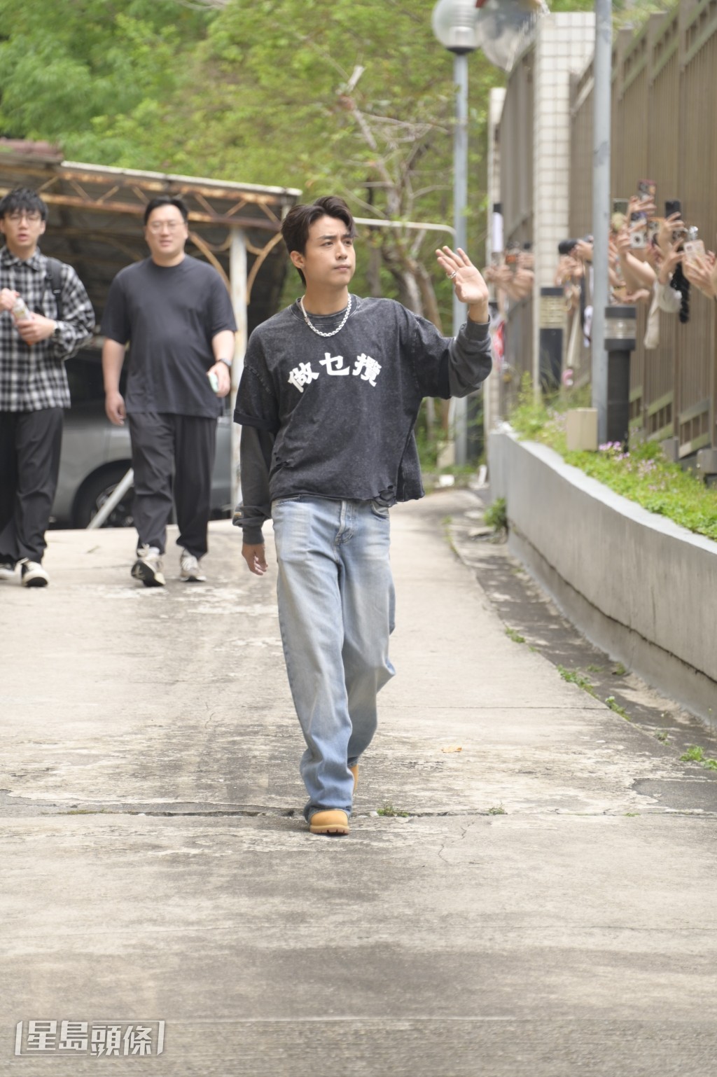AK今日（3日）到商台宣传今年第一首新歌《揽紧处理》。