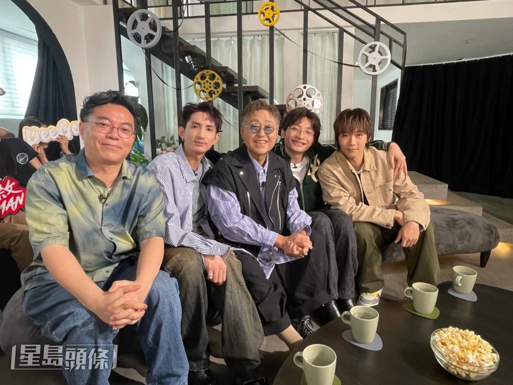ViuTV全新一季《爆谷一周》載譽歸來,明晚播出的一集邀請到ViuTV新劇《喜劇開場》導演羅耀輝,以及三位主演楊樂文(Lokman)、王智德(Alton)、何啟華(Dee)擔任嘉賓。 ViuTV全新一季《爆谷一周》載譽歸來,明晚播出的一集邀請到ViuTV新劇《喜劇開場》導演羅耀輝,以及三位主演楊樂文(Lokman)、王智德(Alton)、何啟華(Dee)擔任嘉賓。