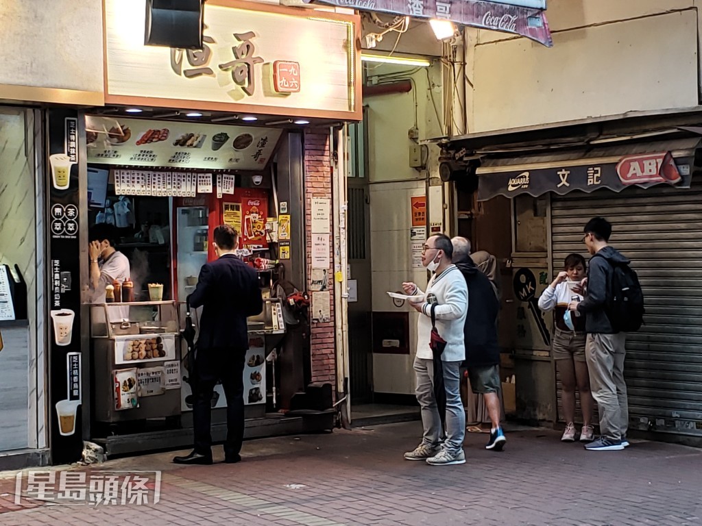 譚小環與老公於2014年在銅鑼灣渣甸坊開設小食店「渣哥一九九六」。