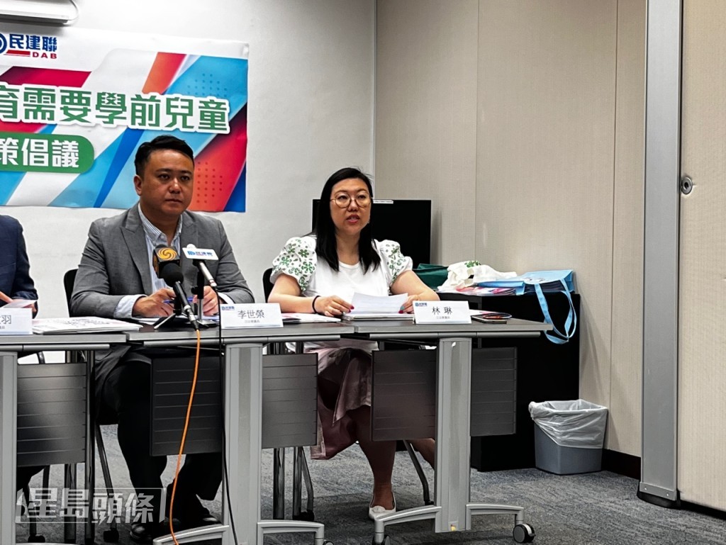 林琳(右)指政府與學校對學前兒童的支援仍需改善。李健威攝 林琳(右)指政府與學校對學前兒童的支援仍需改善。李健威攝