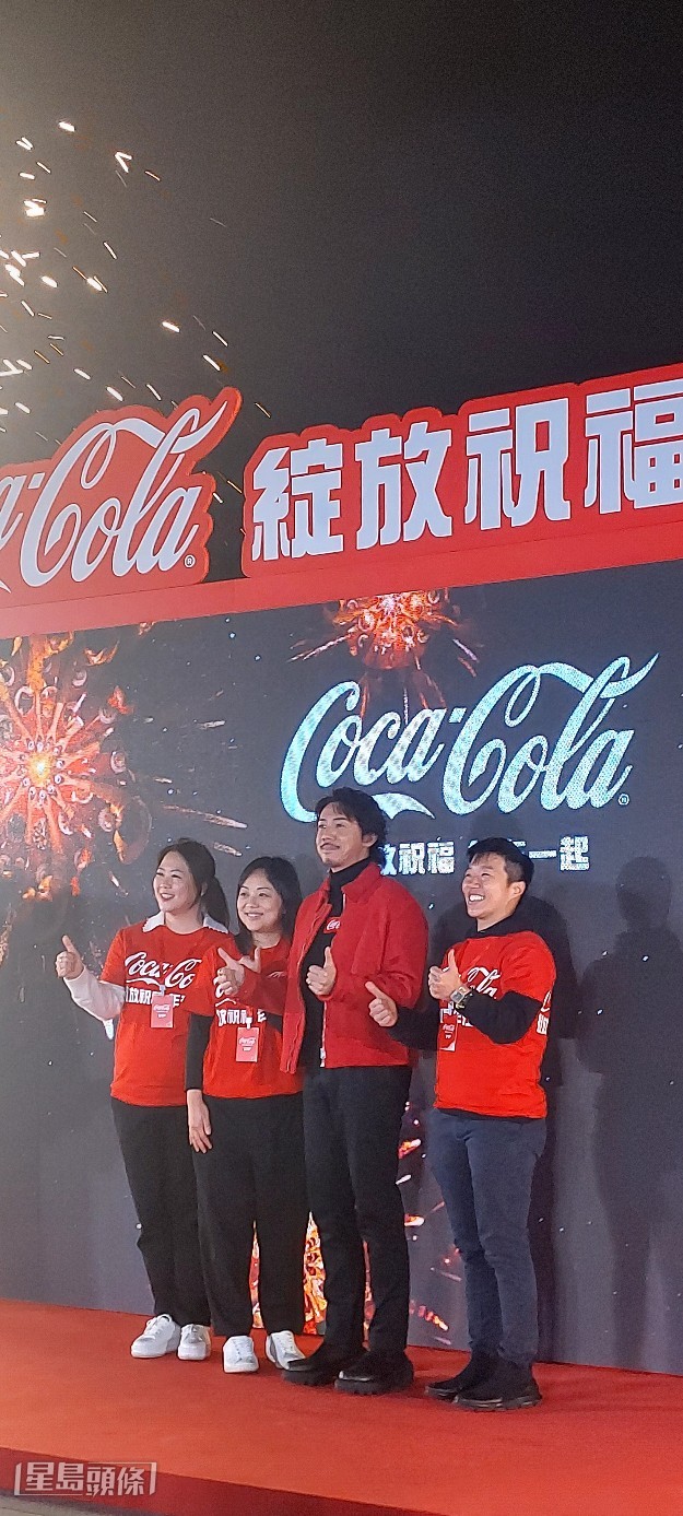 谈到他可会加把劲,明年角逐金像奖提名。他说:“呢啲年年都加把劲,提名呢啲随缘囉!” 谈到他可会加把劲,明年角逐金像奖提名。他说:“呢啲年年都加把劲,提名呢啲随缘囉!”