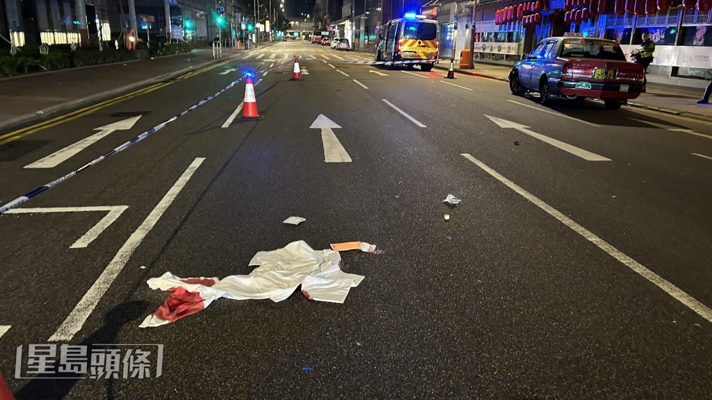 老婦懷疑在路中推手推車期間被的士撞到。蔡楚輝攝 老婦懷疑在路中推手推車期間被的士撞到。蔡楚輝攝