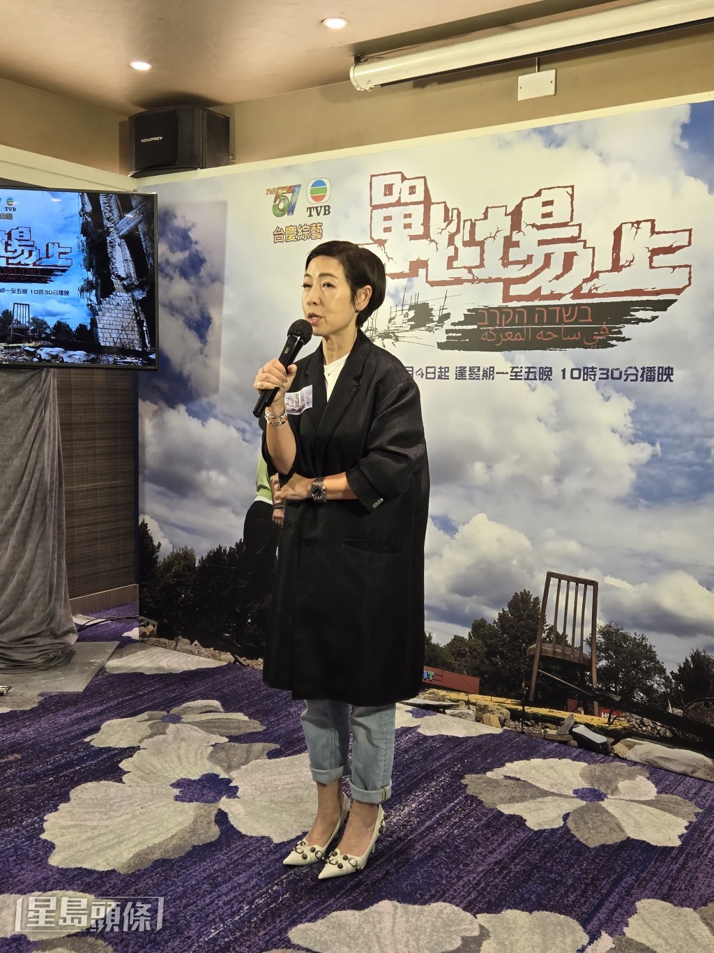 當時她在頹門敗瓦中拍攝,如果在正常建築物中,相信玻璃都震爛。 當時她在頹門敗瓦中拍攝,如果在正常建築物中,相信玻璃都震爛。