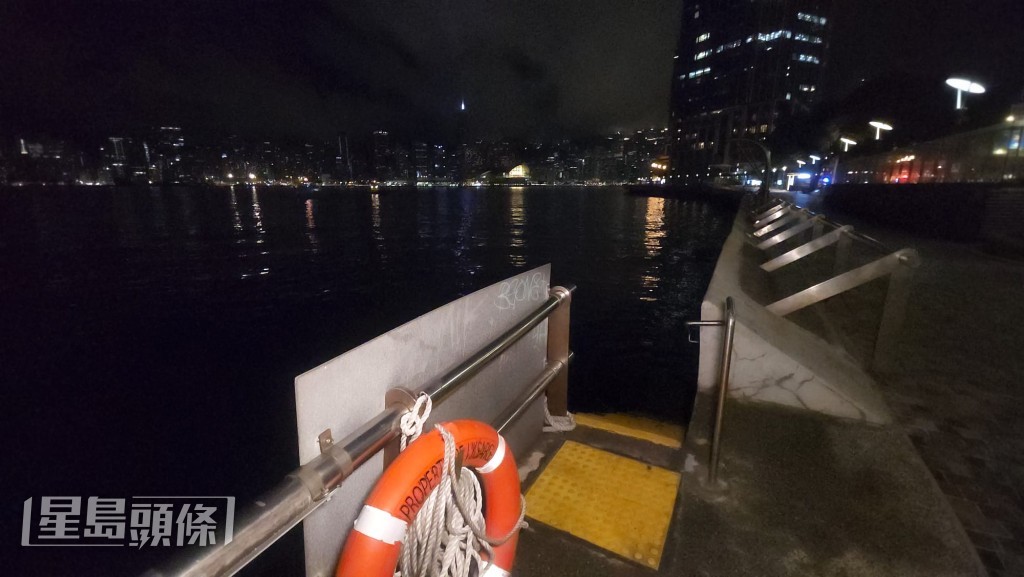 警員在岸邊搜證時,發現屬於女事主的部分隨身物品。黎志偉攝 警員在岸邊搜證時,發現屬於女事主的部分隨身物品。黎志偉攝