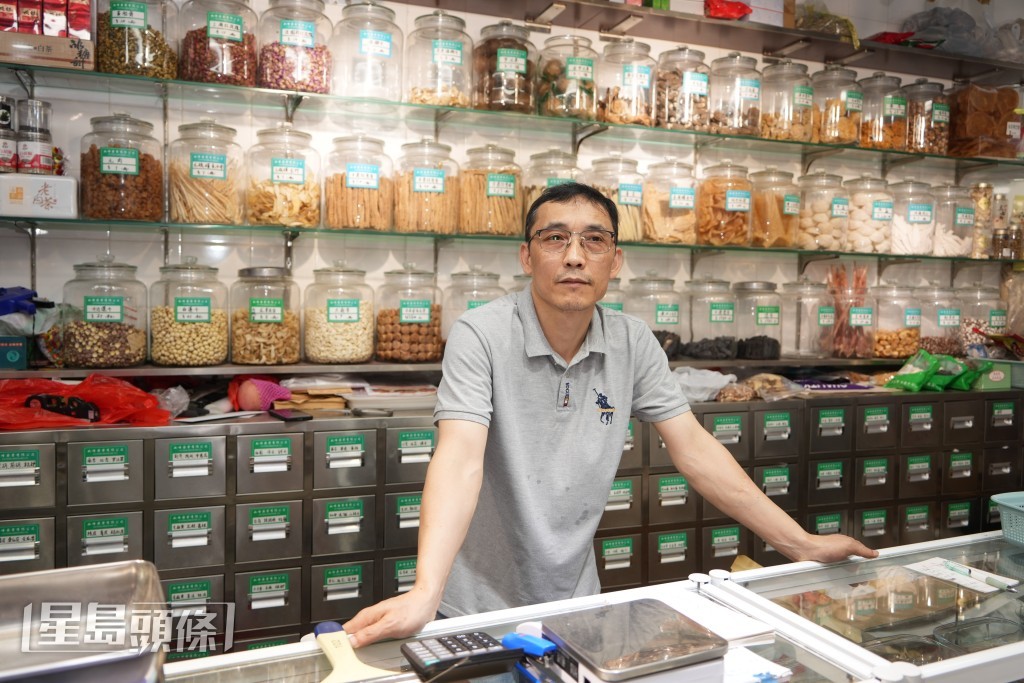 如峰藥業公司沈先生指,不當儲存湯料或會影響功效。 如峰藥業公司沈先生指,不當儲存湯料或會影響功效。