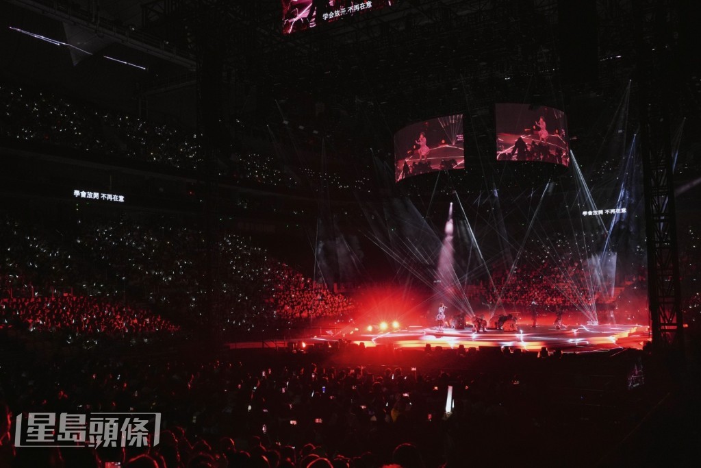 慧嫻於台上由頭到尾360度全方位照顧fans。 慧嫻於台上由頭到尾360度全方位照顧fans。