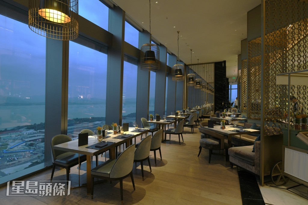 星空坊位於酒店34樓，可以一邊用餐，一邊飽覽深圳灣景觀。
