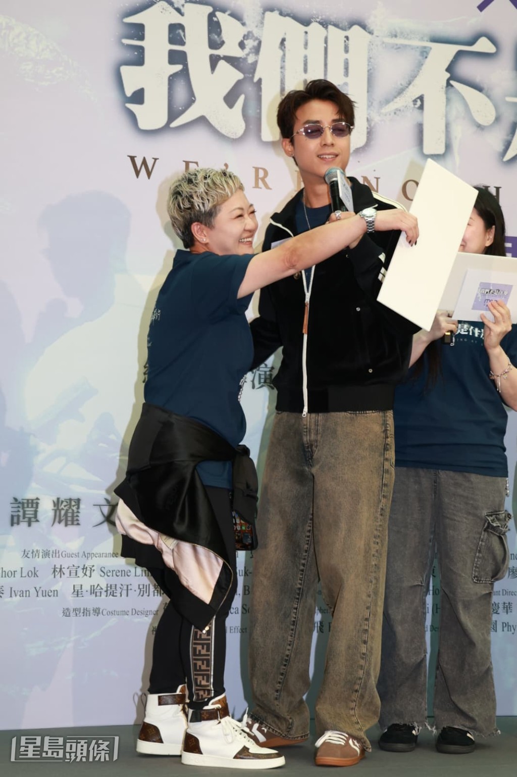 有粉絲上台玩遊戲。 有粉絲上台玩遊戲。