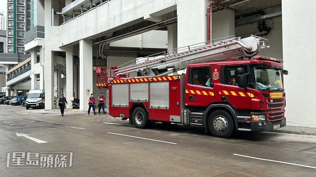 今(23日)上午9時43分,一名12歲男童在家中與其母閙交。劉漢權攝 今(23日)上午9時43分,一名12歲男童在家中與其母閙交。劉漢權攝