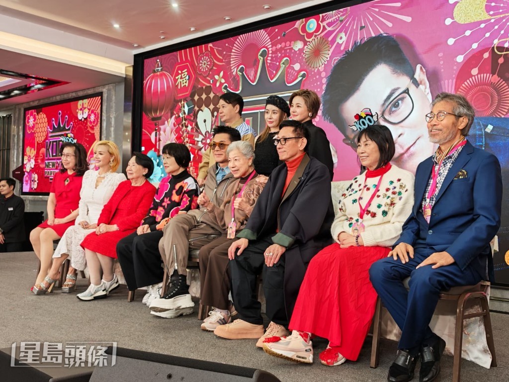 除了粉絲,更邀請了古媽媽及一些前輩出席。 除了粉絲,更邀請了古媽媽及一些前輩出席。