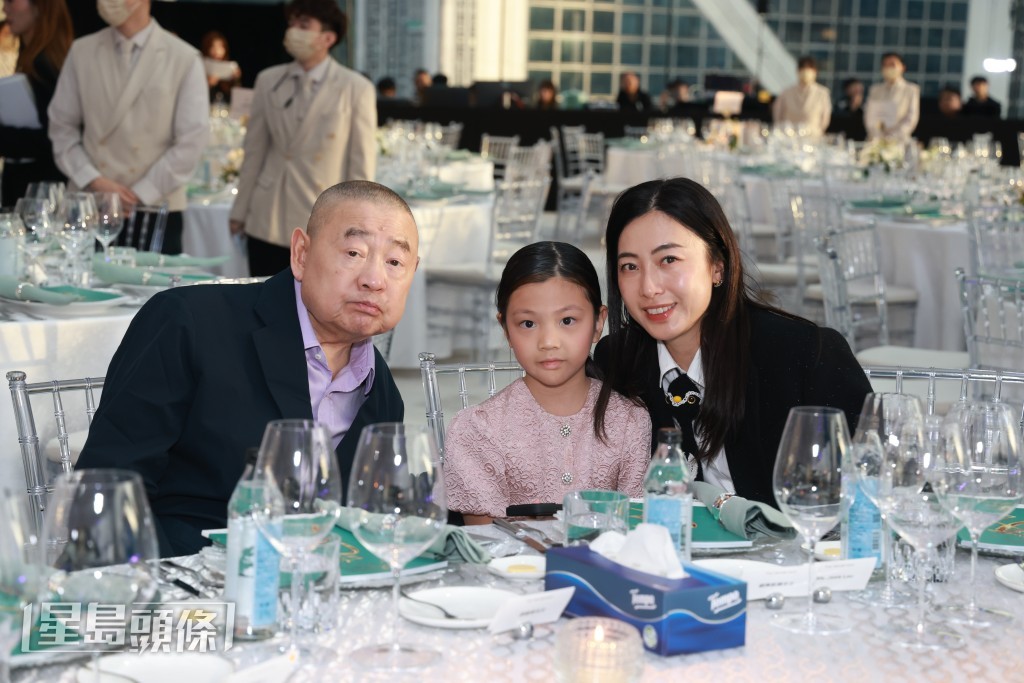 劉鑾雄攜太太劉陳凱韻(甘比)及細女秀兒出席盛會。 劉鑾雄攜太太劉陳凱韻(甘比)及細女秀兒出席盛會。