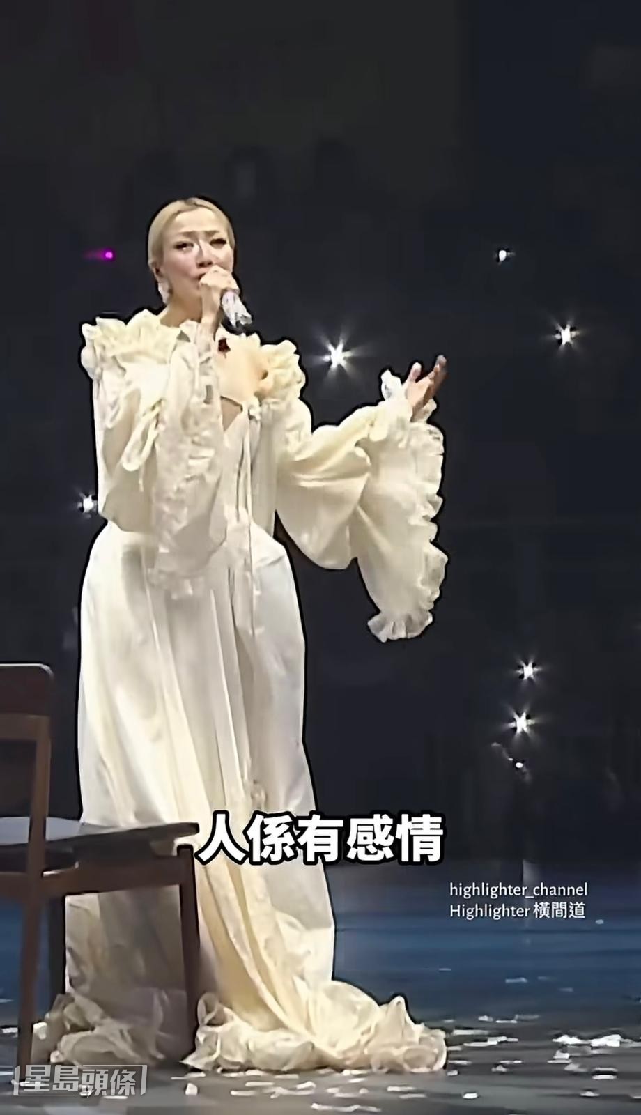 Sammi 又提到被觀眾的燈海觸動一度眼泛淚光。