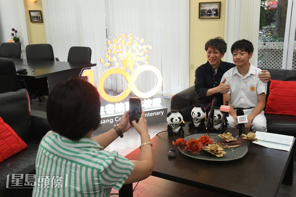 李政(右)亦說,以往看到「狀元」上電視時,總覺得文憑試遙不可及。何健勇攝 李政(右)亦說,以往看到「狀元」上電視時,總覺得文憑試遙不可及。何健勇攝