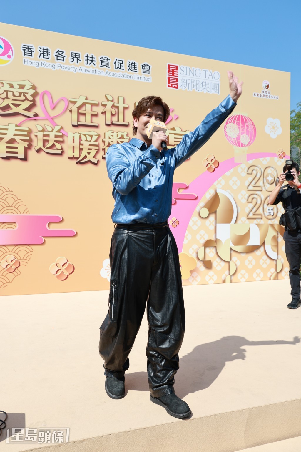 東東在台上獻唱歌曲。 東東在台上獻唱歌曲。