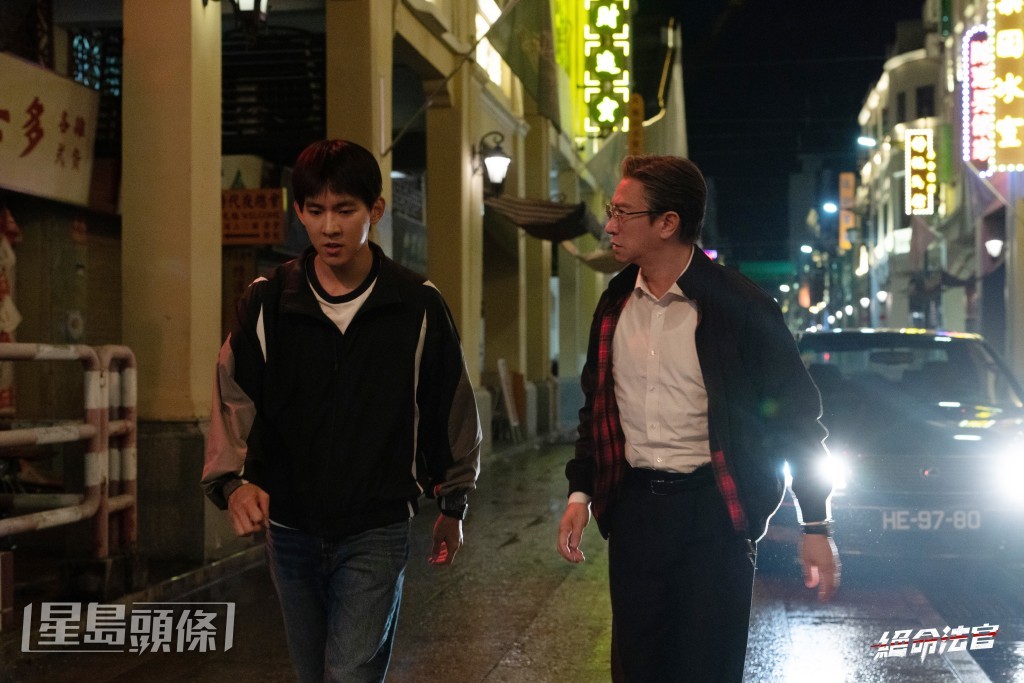劇中的家輝為保護犯事的兒子,以致遊走灰色地帶。 劇中的家輝為保護犯事的兒子,以致遊走灰色地帶。