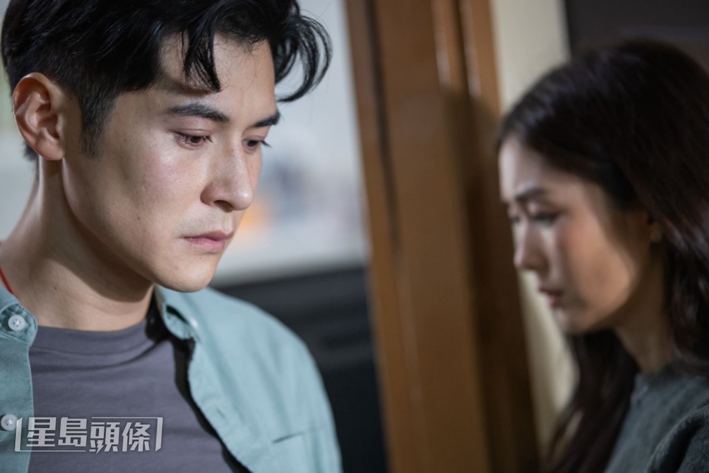 家樂在《我》劇中與香香是青梅竹馬小情人,後來女方不辭而別,多年後卻舊情復熾。 家樂在《我》劇中與香香是青梅竹馬小情人,後來女方不辭而別,多年後卻舊情復熾。