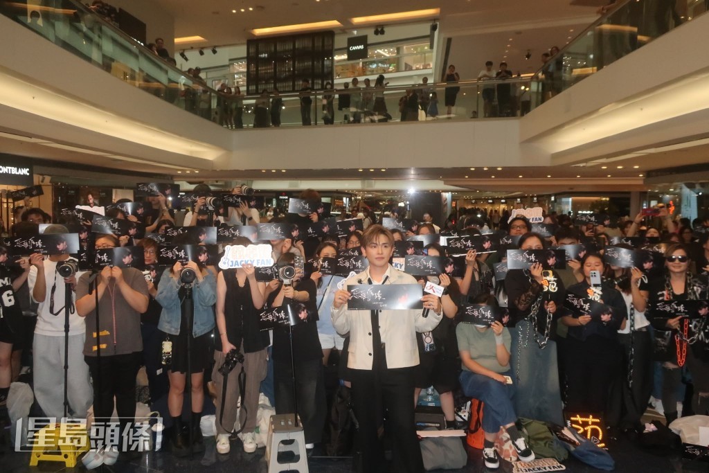 他表示知道消息後很驚喜很開心，是入行後首次與獎項扯上關係，笑指能夠入圍已很開心。