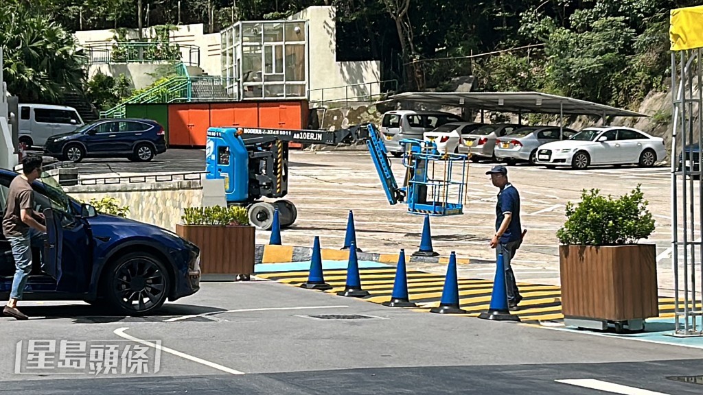 男工從升降台墮下受傷。林思明攝