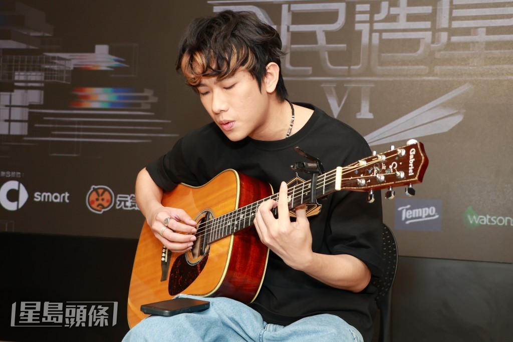 Harry在訪問當日自彈自唱《不知所謂》。
