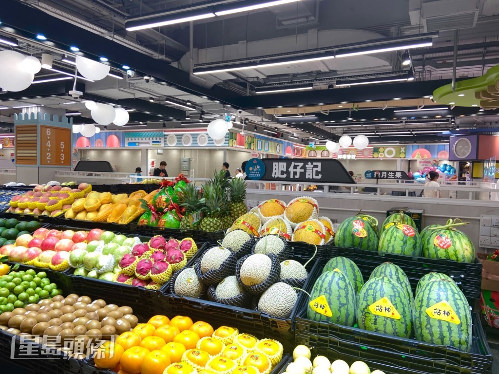 領達廣場商場總投資額16億元,可出租面積約8萬方呎,其中零售設施面積約6.4萬方呎,街市面積約1.6萬方呎。 領達廣場商場總投資額16億元,可出租面積約8萬方呎,其中零售設施面積約6.4萬方呎,街市面積約1.6萬方呎。