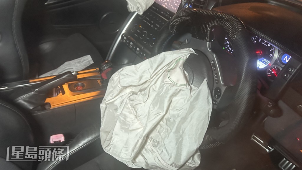 私家車安全氣袭彈出。蔡楚輝攝 私家車安全氣袭彈出。蔡楚輝攝