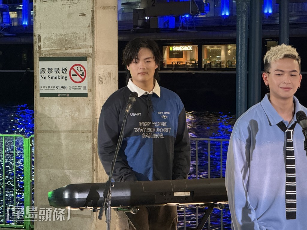 由於參賽者大多都是素人，甚少對住鏡頭的他們表情動作相對生硬。