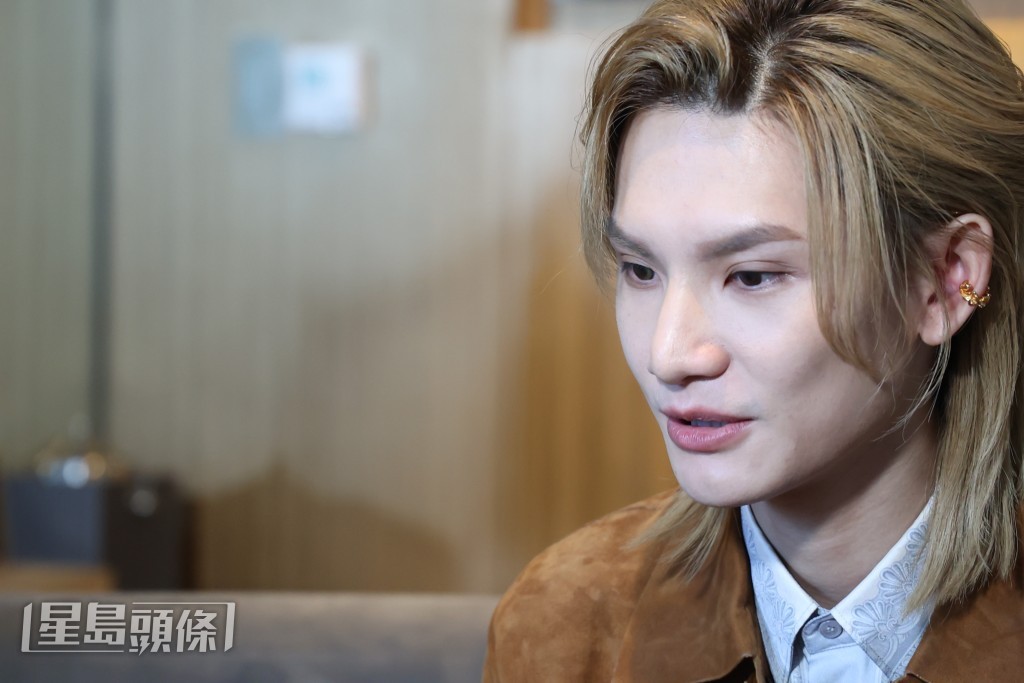 賣關子只說是很優雅的弦樂器，雙手一齊彈奏。