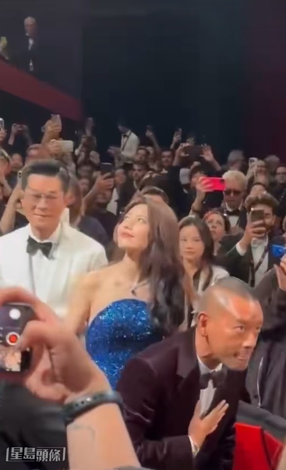 全場觀眾鼓掌歡迎導演和演員,麥浚龍則鞠躬答謝。(新浪電影) 全場觀眾鼓掌歡迎導演和演員,麥浚龍則鞠躬答謝。(新浪電影)
