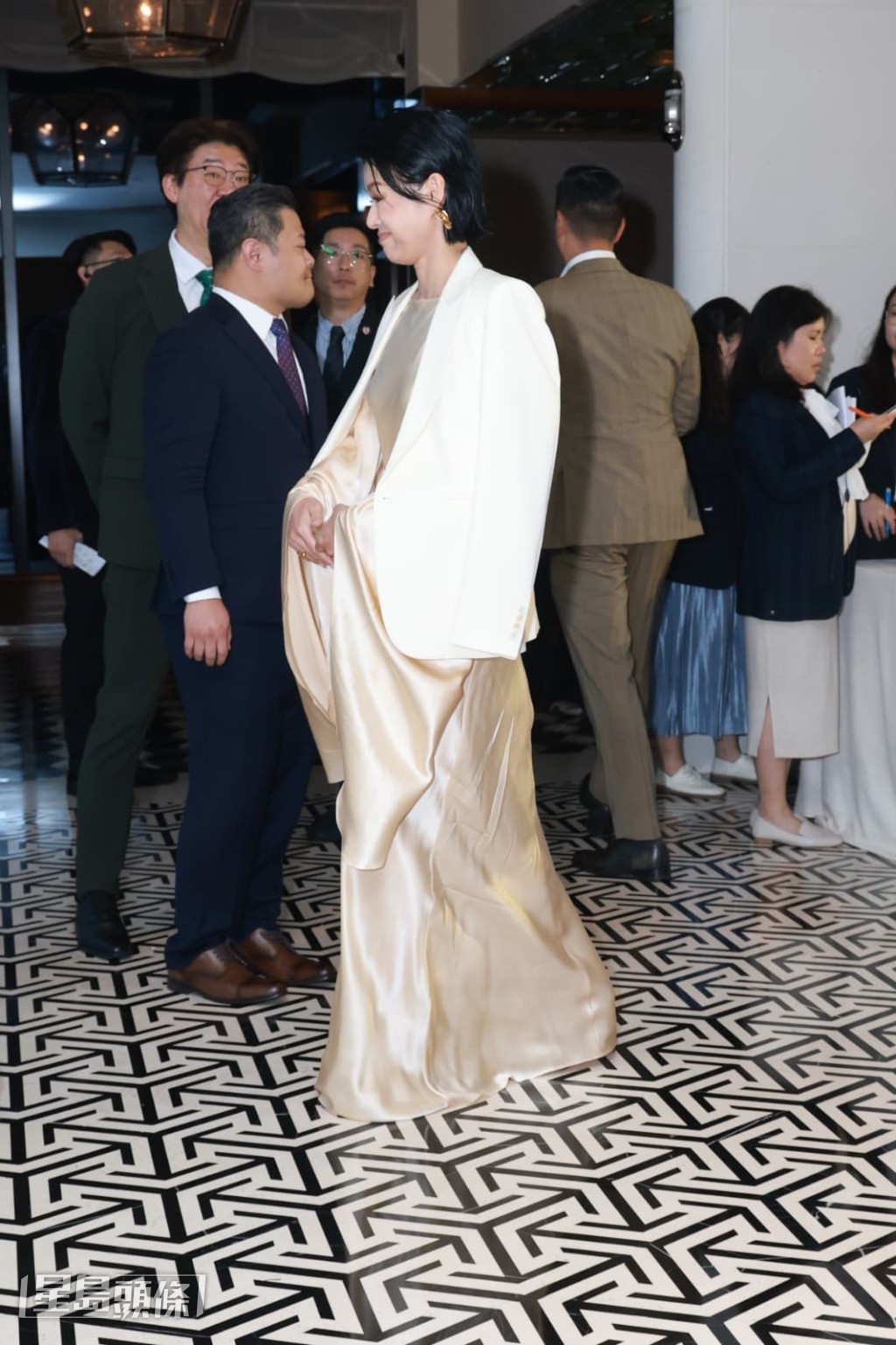 李乘德一到場即匆匆入場，獨留胡杏兒讓傳媒拍照。