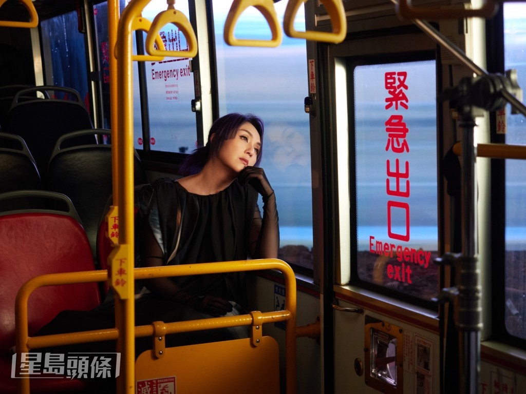 她就是喜歡紅館的近距離，能加乘歌詞的感染力。
