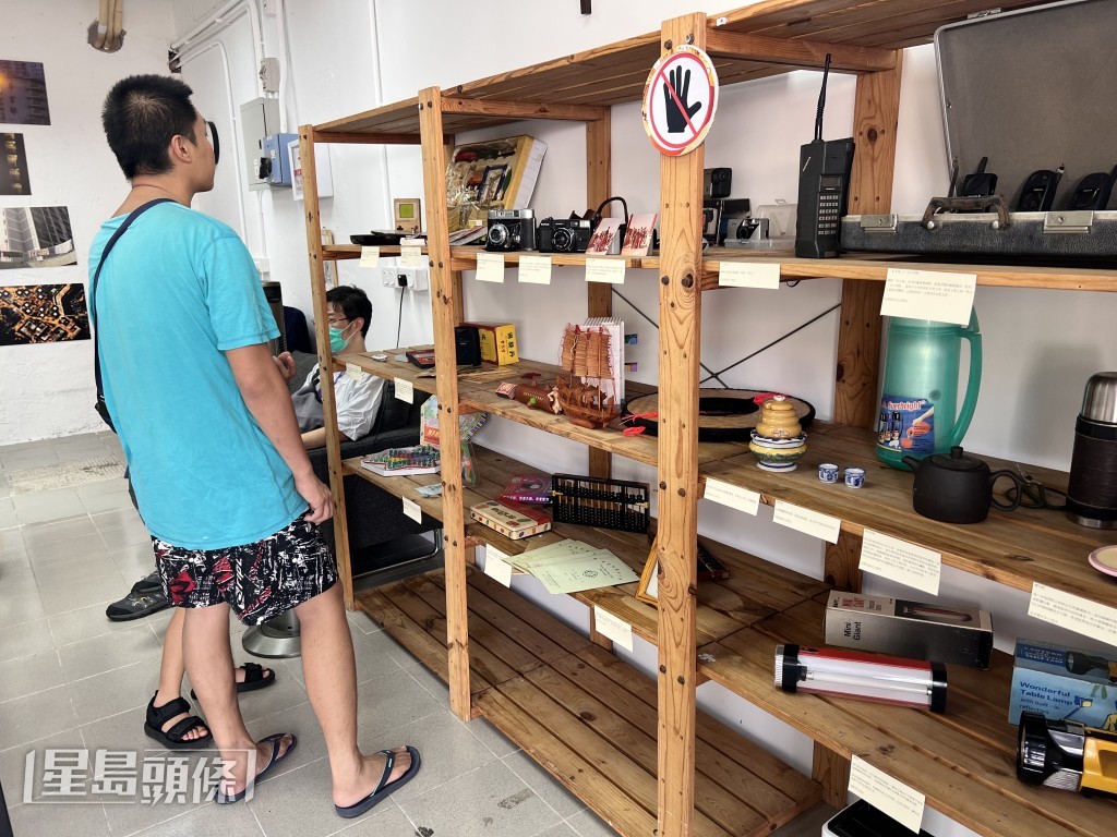 街坊在生活館駐足參觀。郭詠欣攝 街坊在生活館駐足參觀。郭詠欣攝