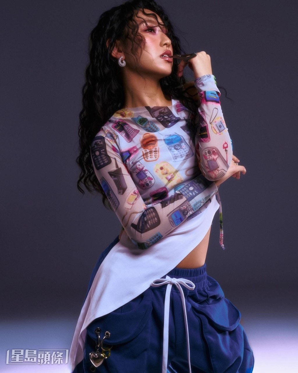 上身紧身衬衫大晒纤腰。