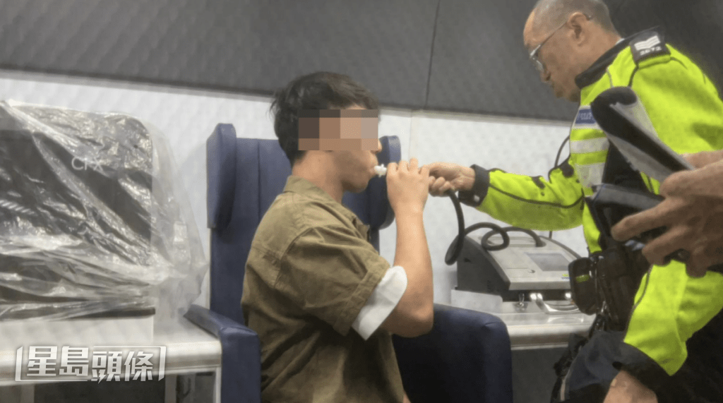 該車的29歲蔡姓男司機同樣未能通過酒精呼氣測試。蔡楚輝攝 該車的29歲蔡姓男司機同樣未能通過酒精呼氣測試。蔡楚輝攝