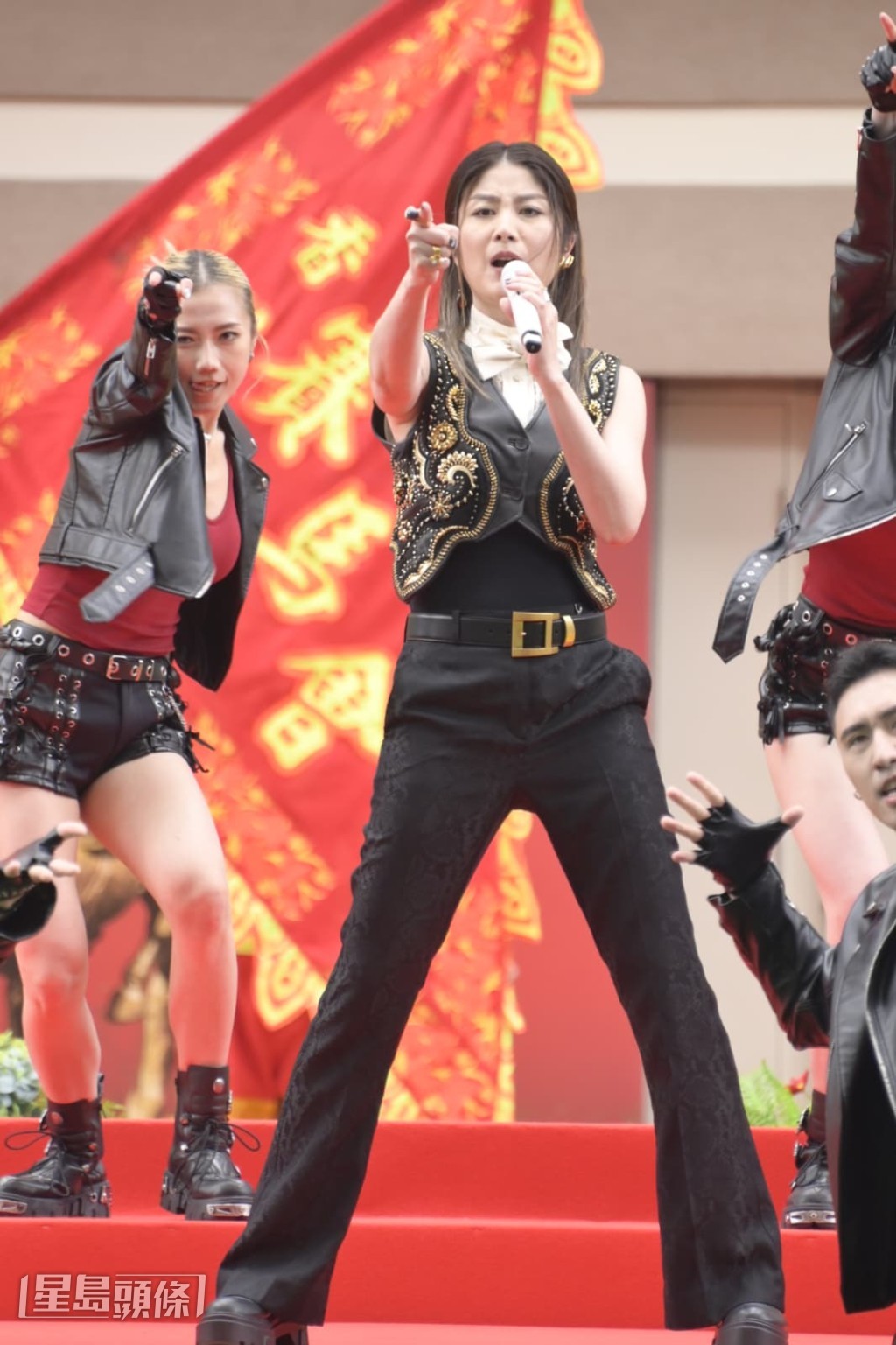 昨晚為陳凱詠(JACE)演唱會擔任嘉賓,只有初一陪伴家人。 昨晚為陳凱詠(JACE)演唱會擔任嘉賓,只有初一陪伴家人。