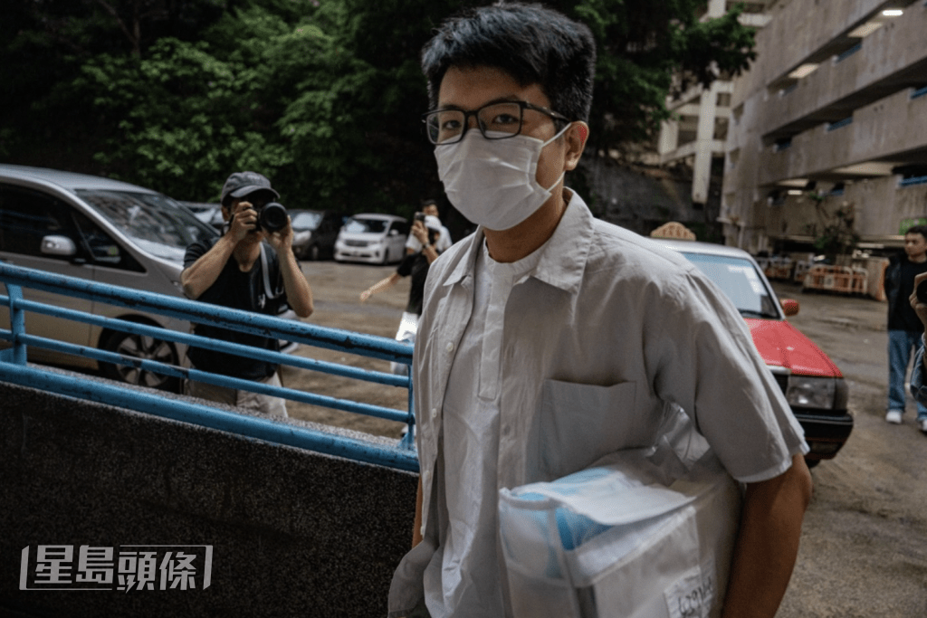 李嘉达在七人车载送下返回位于观塘的屋邨住所，他看来比以前消瘦。