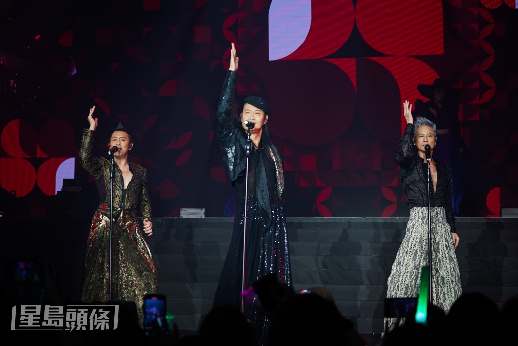 3位狀態大勇在台上勁歌熱舞。