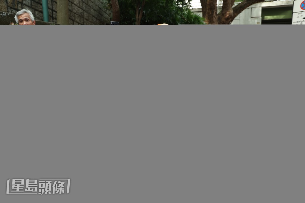 賴慰玲跟現場粉絲合照。