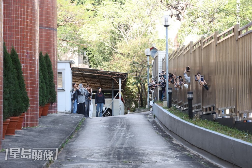 完成訪問後，她們未有走近粉絲。