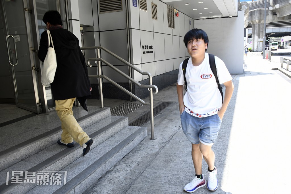 賴卓賢在親友陪同下前往屯門警署續保。楊偉亨攝 賴卓賢在親友陪同下前往屯門警署續保。楊偉亨攝