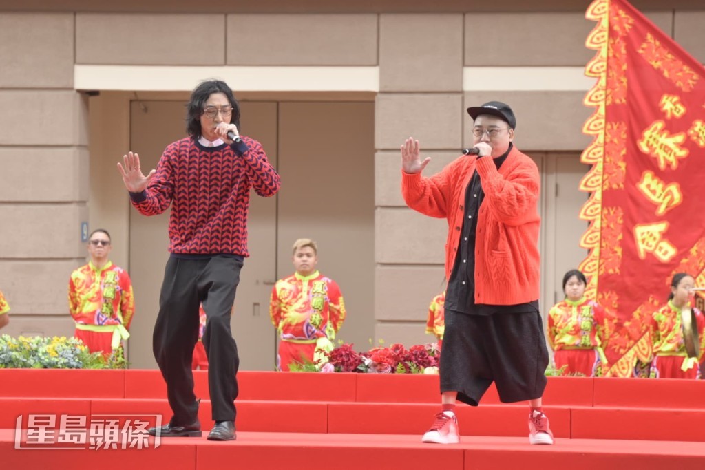 農夫出場獻唱《舉高隻手》。
