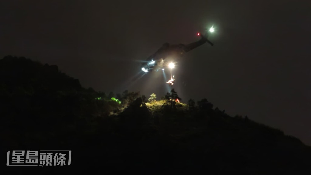 直升機將傷者救起,再送往醫院搶救。黃文威攝 直升機將傷者救起,再送往醫院搶救。黃文威攝
