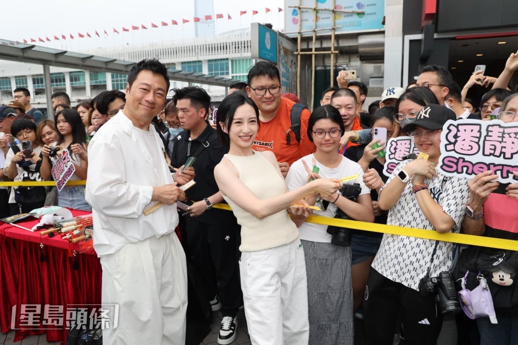 龔嘉欣、黎耀祥與粉絲合照。