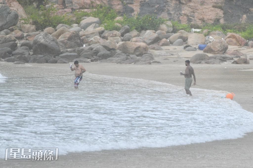 十數人在沒救生員的石澳海灘滑浪游水。蘇正謙攝