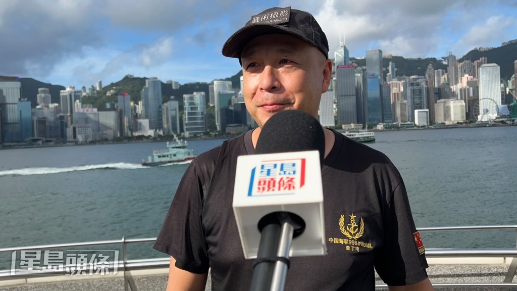 來自內地的高先生指自己是退役軍人,對軍艦來港特別有情懷。 來自內地的高先生指自己是退役軍人,對軍艦來港特別有情懷。